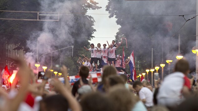 Les joueurs de l'équipe croate défilent dans les rues de Zagreb. Les joueurs de l'équipe croate défilent dans les rues de Zagreb.