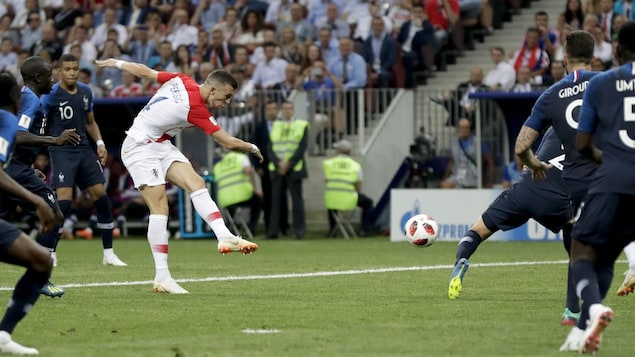 Il tire le ballon du pied gauche. Il tire le ballon du pied gauche.