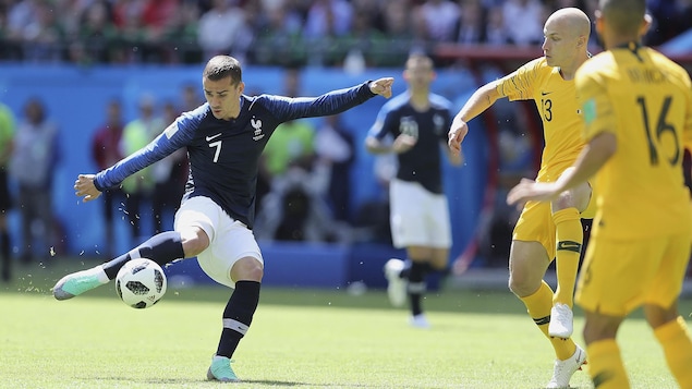 Le Français Antoine Griezmann (à gauche) tente de marquer contre l'Australie. Le Français Antoine Griezmann (à gauche) tente de marquer contre l'Australie.