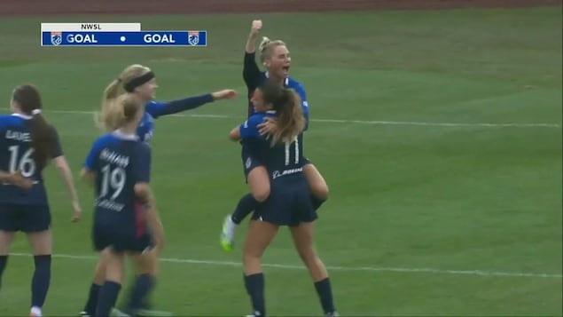 Les joueuses de soccer de l'OL Reign célèbrent un but.
