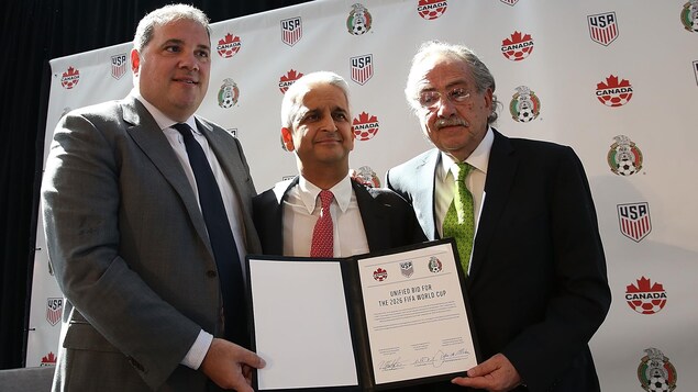 De gauche à droite : le Canadien Victor Montagliani, président de la CONCACAF, Sunil Gulati, président de la Fédération américaine de soccer (USSF), et Decio De Maria, président de la Fédération mexicaine de soccer, présentent la lettre d'intention d'une candidature conjointe. De gauche à droite : le Canadien Victor Montagliani, président de la CONCACAF, Sunil Gulati, président de la Fédération américaine de soccer (USSF), et Decio De Maria, président de la Fédération mexicaine de soccer, présentent la lettre d'intention d'une candidature conjointe.