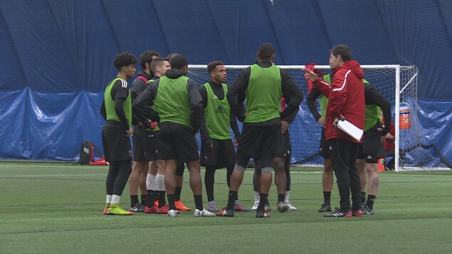 L'entraîneur Nikola Popovic s'adresse à un groupe de joueurs pendant un entraînement L'entraîneur Nikola Popovic s'adresse à un groupe de joueurs pendant un entraînement