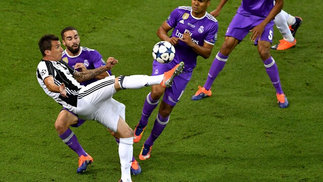 Mario Mandzukic a créé l'égalité pour la Juventus en première mi-temps de la finale de la Ligue des champions de l'UEFA contre le Real Madrid Mario Mandzukic a créé l'égalité pour la Juventus en première mi-temps de la finale de la Ligue des champions de l'UEFA contre le Real Madrid