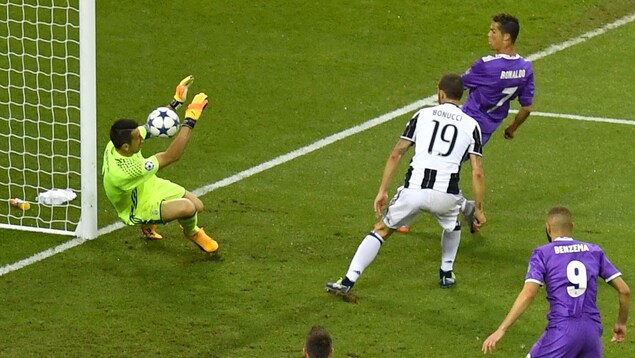 Cristiano Ronaldo a inscrit un doublé pour le Real Madrid en finale de la Ligue des champions de l'UEFA contre la Juventus Cristiano Ronaldo a inscrit un doublé pour le Real Madrid en finale de la Ligue des champions de l'UEFA contre la Juventus