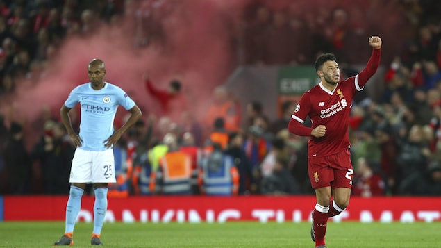 Alex Oxlade-Chamberlain (à droite) célèbre le deuxième but de Liverpool devant Fernandinho, de Manchester City. Alex Oxlade-Chamberlain (à droite) célèbre le deuxième but de Liverpool devant Fernandinho, de Manchester City.