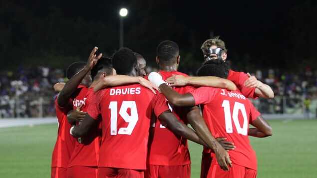 Les joueurs se sont l'accolade.
