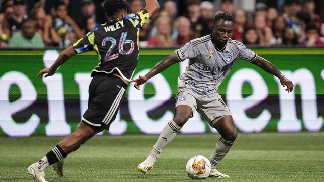 Zachary Brault-Guillard déjoue Caleb Wiley pendant le match.