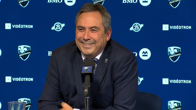 Richard Legendre sourit en conférence de presse au stade Saputo.
