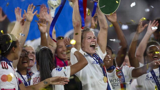 Ada Hegerberg soulève le trophée pour fêter le titre des Lyonnaises.