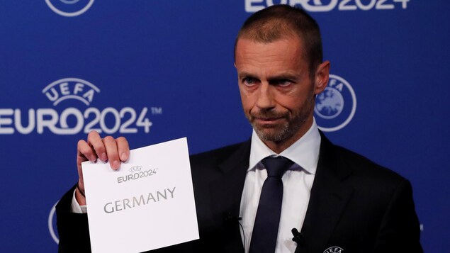 Le président de l'UEFA, Aleksander Ceferin, dévoile le nom de l'Allemagne à titre d'hôte de l'Euro 2024.