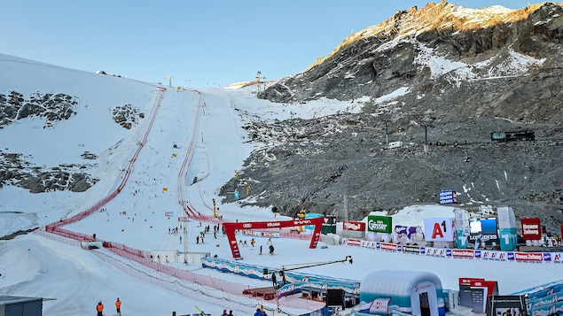 Vue générale du bas de la piste de ski de Sölden en Autriche.
