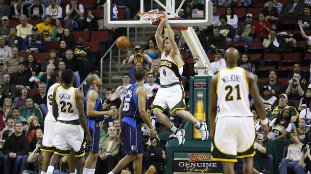 Nick Collison marque un panier pour les Supersonics. Nick Collison marque un panier pour les Supersonics.