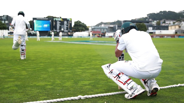 Souma Sarkar, de l'équipe nationale du Bangladesh, se prépare à entrer sur le terrain de cricket.