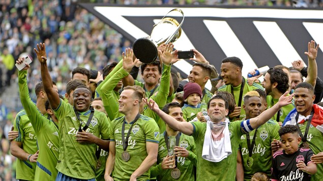 Des joueurs de soccer célèbrent.
