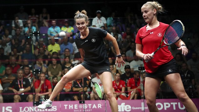 Les Canadiennes Samantha Cornett et Nikki Todd s'affrontent dans un match de squash aux Jeux du Commonwealth de Gold Coast en 2018.