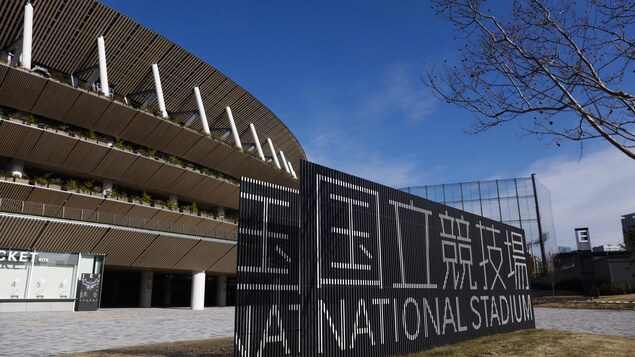 Une enseigne du stade national de Tokyo ou se tiendraient les Jeux olympiques d'été en juillet 2020