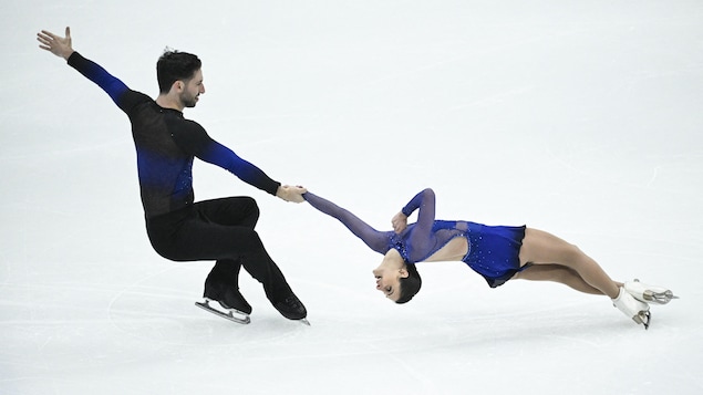 Deanna Stellato-Dudek et Maxime Deschamps patinent lors de leur programme court.