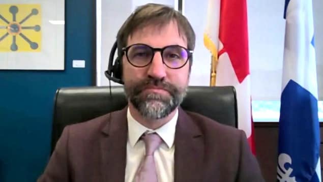 Steven Guilbeault, ministre du Patrimoine canadien, de face, regarde droit devant lui pendant une entrevue à Radio-Canada.