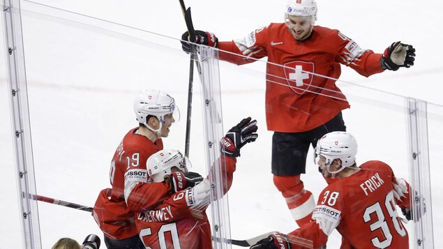 La Suisse célèbre sa victoire contre le Canada.