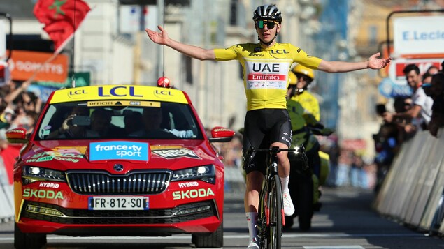 Le cycliste slovène lève les bras alors qu'il croise l'arrivée de la dernière étape, à Nice. 