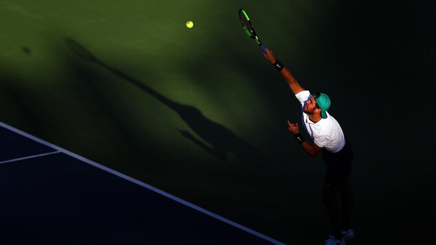 Le Russe Karen Khachanov au service contre le Néerlandais Robin Haase Le Russe Karen Khachanov au service contre le Néerlandais Robin Haase