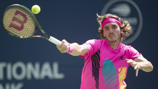 Stefanos Tsitsipas frappe un coup droit contre Alexander Zverev en quarts de finale de la Coupe Rogers. Stefanos Tsitsipas frappe un coup droit contre Alexander Zverev en quarts de finale de la Coupe Rogers.