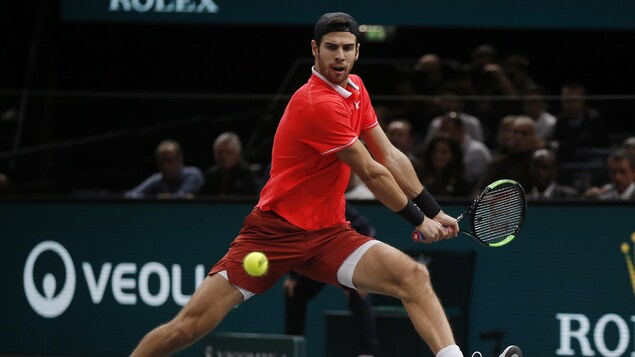 Le Russe Karen Khachanov renvoie la balle vers l'Autrichien Dominic Thiem en demi-finale du Masters de Paris. Le Russe Karen Khachanov renvoie la balle vers l'Autrichien Dominic Thiem en demi-finale du Masters de Paris.
