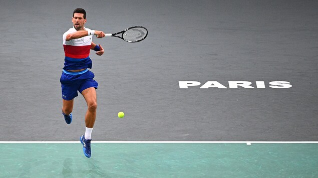 Novak Djokovic facilement dans le carré d’as du Masters de Paris