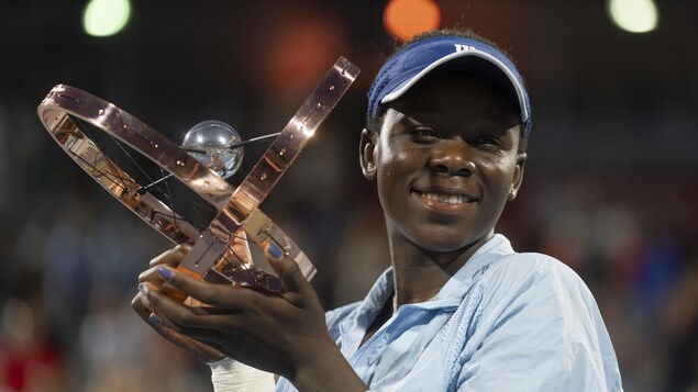 Victoria Mboko avec le trophée de l'Omnium Banque Nationale.