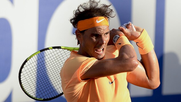 Un joueur de tennis en plein effort.