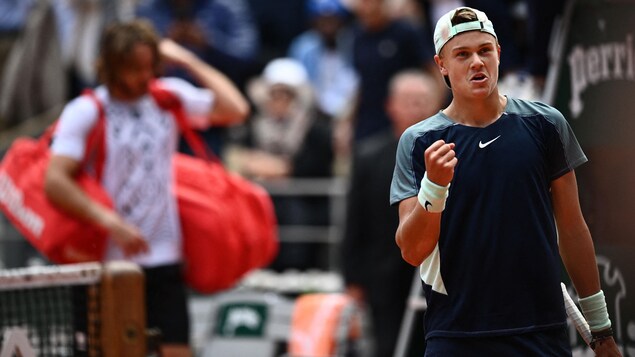 Stefanos Tsitsipas stumbled in the 