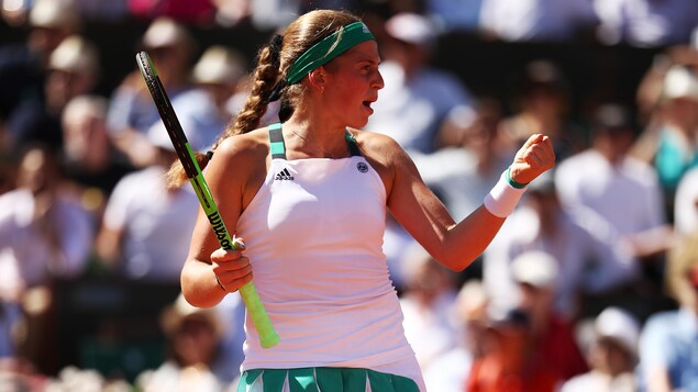 La Lettone Jelena Ostapenko s'est imposée en finale du simple féminin à Roland-Garros face à la Roumaine Simona Halep La Lettone Jelena Ostapenko s'est imposée en finale du simple féminin à Roland-Garros face à la Roumaine Simona Halep