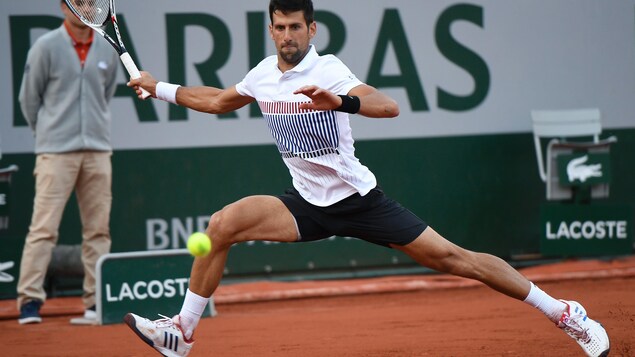 Novak Djokovic a défait Albert Ramos en trois manches pour se qualifier pour les quarts de finale de Roland-Garros Novak Djokovic a défait Albert Ramos en trois manches pour se qualifier pour les quarts de finale de Roland-Garros