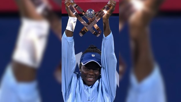 Victoria Mboko lève le trophée à Montréal.