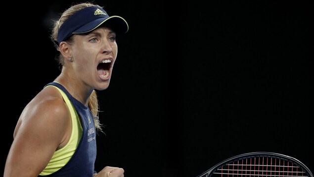 L'Allemande Angelique Kerber célèbre sa victoire contre la Russe Maria Sharapova aux Internationaux d'Australie. L'Allemande Angelique Kerber célèbre sa victoire contre la Russe Maria Sharapova aux Internationaux d'Australie.