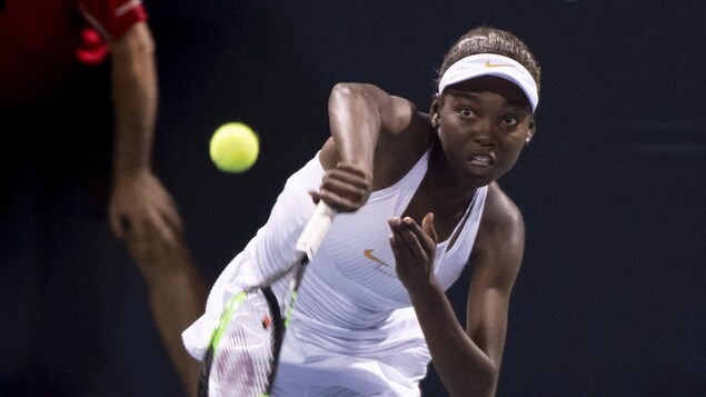 La Canadienne Françoise Abanda frappe la balle au service contre la Belge Kirsten Flipkens au premier tour de la Coupe Rogers.