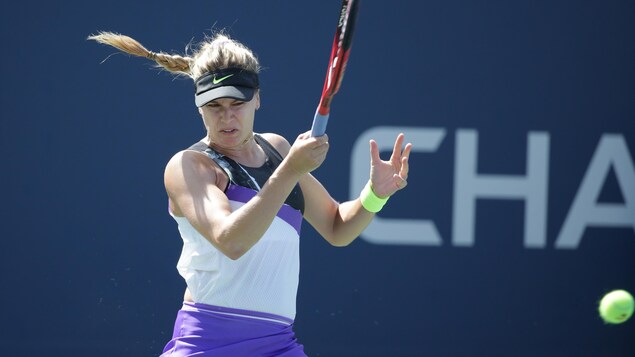 Elle renvoie la balle vers son adversaire Anastasija Sevastova.
