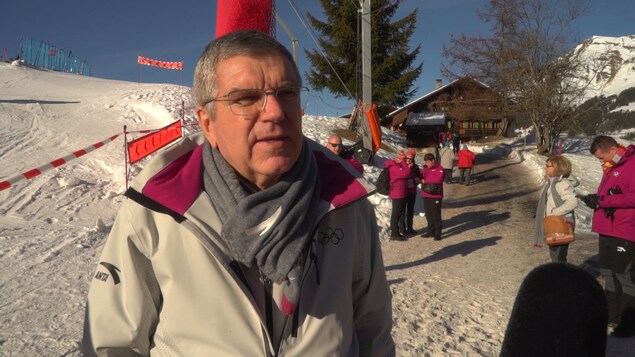 Il répond à une question près d'une piste de ski.