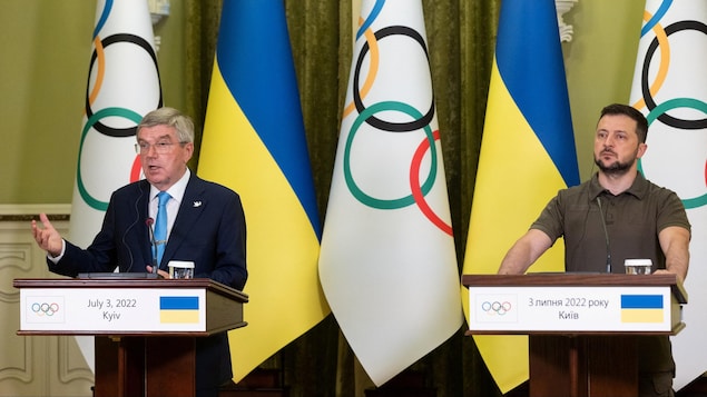 Thomas Bach et Volodymyr Zelensky répondent aux questions des médias durant une conférence de presse.