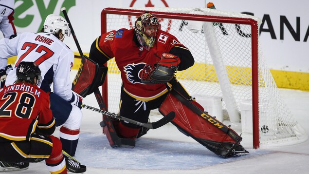 T.J. Oshie déjoue le gardien Mike Smith. T.J. Oshie déjoue le gardien Mike Smith.