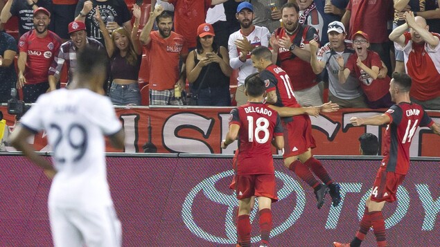 Les joueurs du Toronto FC célèbrent un but contre les Whitecaps. Les joueurs du Toronto FC célèbrent un but contre les Whitecaps.