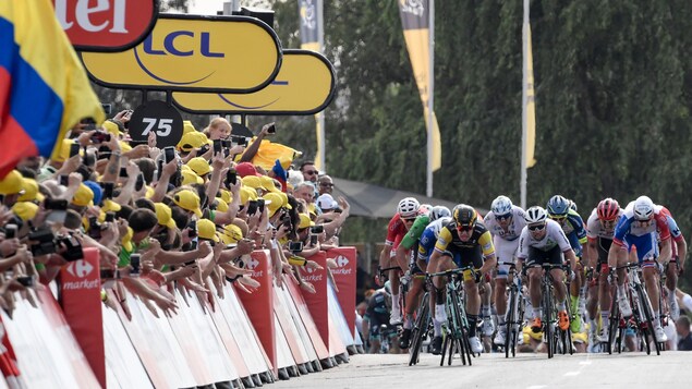Les cyclistes sprintent à la fin de la 7e étape du Tour de France. Les cyclistes sprintent à la fin de la 7e étape du Tour de France.
