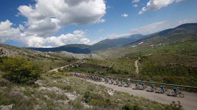 Le peloton lors de la neuvième étape du Tour d'Italie Le peloton lors de la neuvième étape du Tour d'Italie