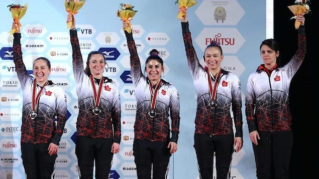 L’équipe féminine canadienne sur le podium à Tokyo