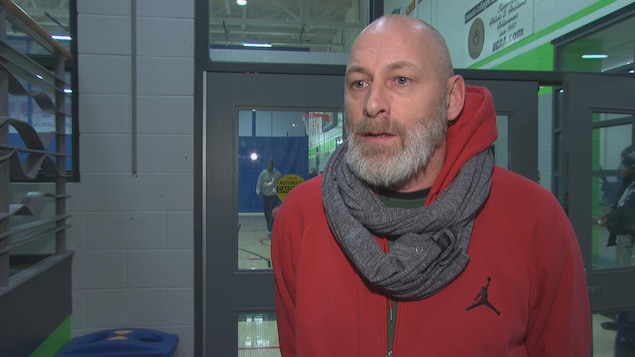 L'entraîneur du Thunder du Collège Algonquin, Trevor Costello, donne une entrevue à Radio-Canada. L'entraîneur du Thunder du Collège Algonquin, Trevor Costello, donne une entrevue à Radio-Canada.
