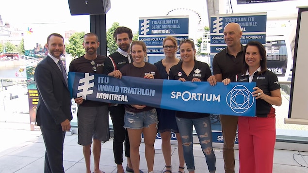 Le président du Triathlon international de Montréal, Patrice Brunet (à gauche), et les porte-paroles de l'événement
