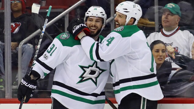 Tyler Seguin (gauche) et Jamie Benn (droite) Tyler Seguin (gauche) et Jamie Benn (droite)