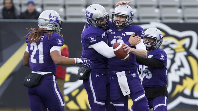 Les joueurs des Mustangs de l'Université Western célèbrent un touché.