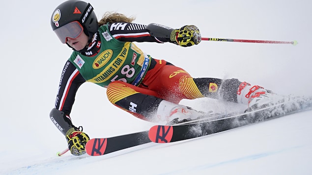 La skieuse dévale la pente à toute allure.