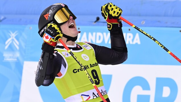 La skieuse Valérie Grenier crie de joie.